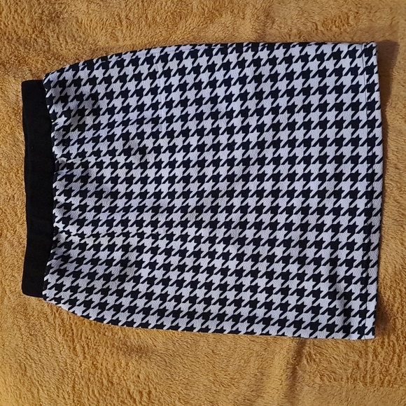 Small girl skirt suit for a 5, 6, or 7  year old (Small Sz11/12y) fits small. - Picture 3 of 9